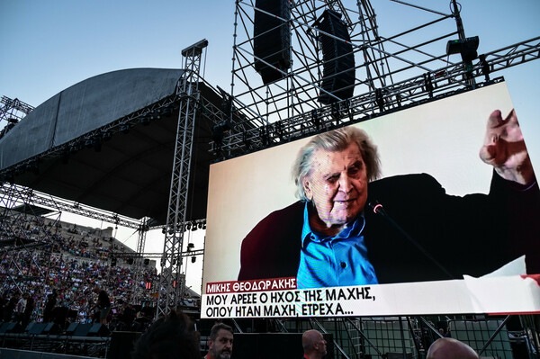Χιλιάδες τίμησαν τον Μίκη Θεοδωράκη στο Καλλιμάρμαρο, έναν αιώνα από τη γέννησή του